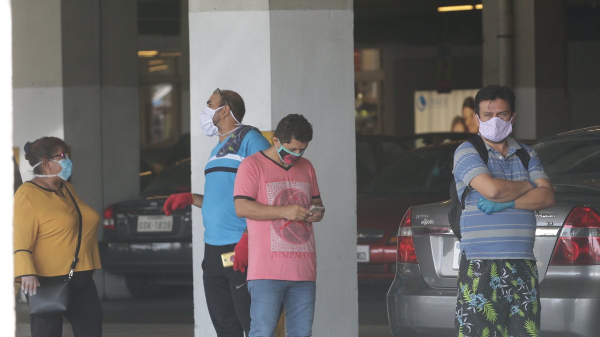 Las personas tienen que habituarse al uso de las mascarillas, lavado de manos y al distanciamiento social para convivir con la pandemia de la Covid-19.