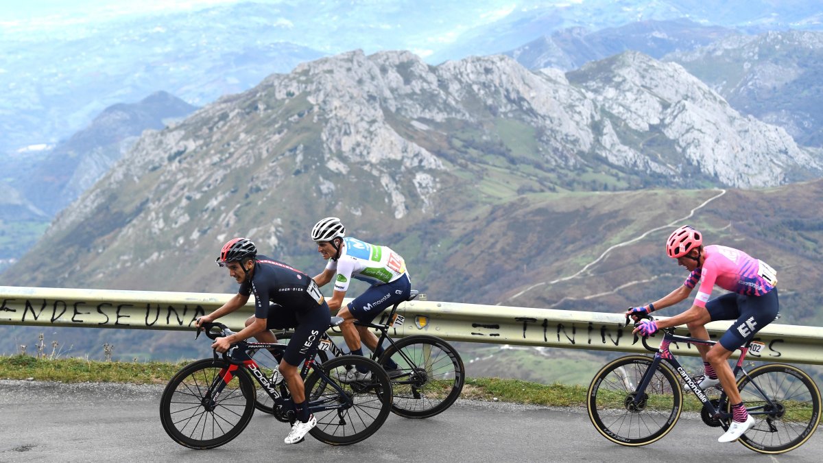 Richard Carapaz (i) sigue siendo la principal carta del ciclismo ecuatoriano.