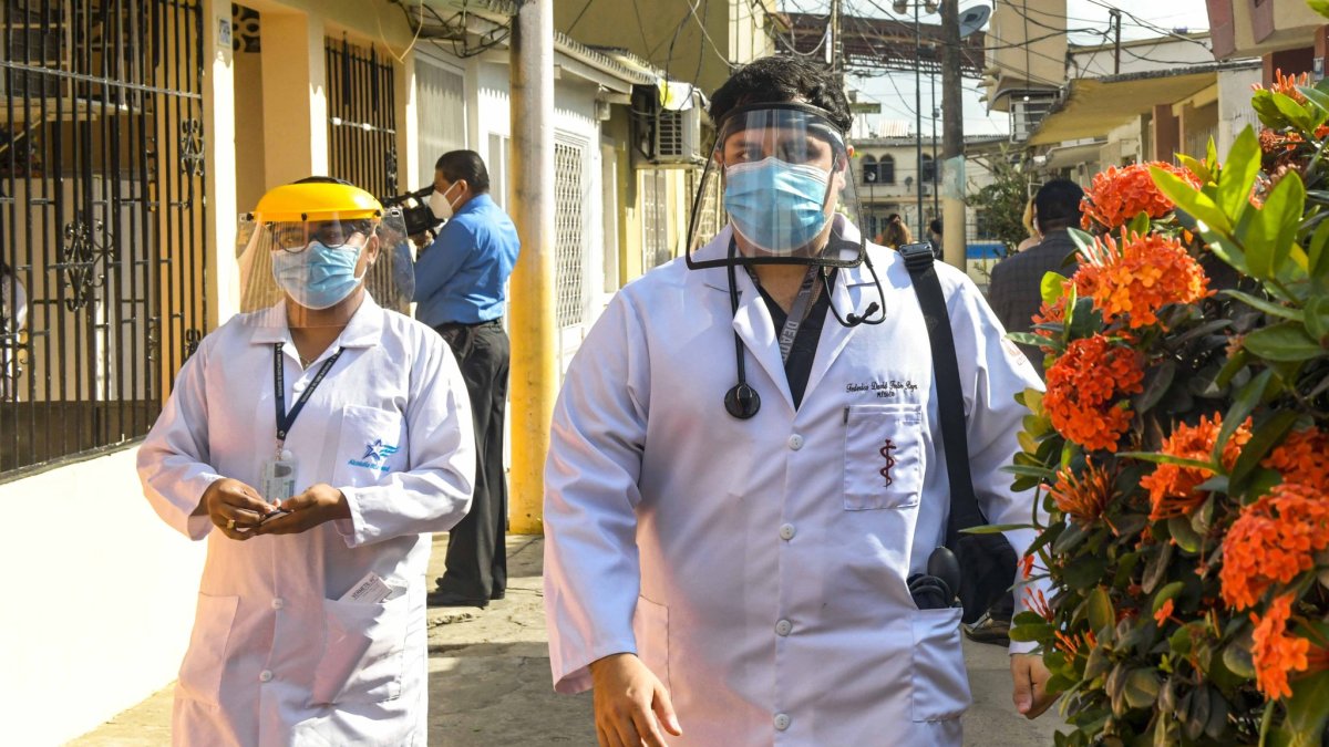 Médicos van puerta a puerta para llevara a cabo la campaña de desparasitación.