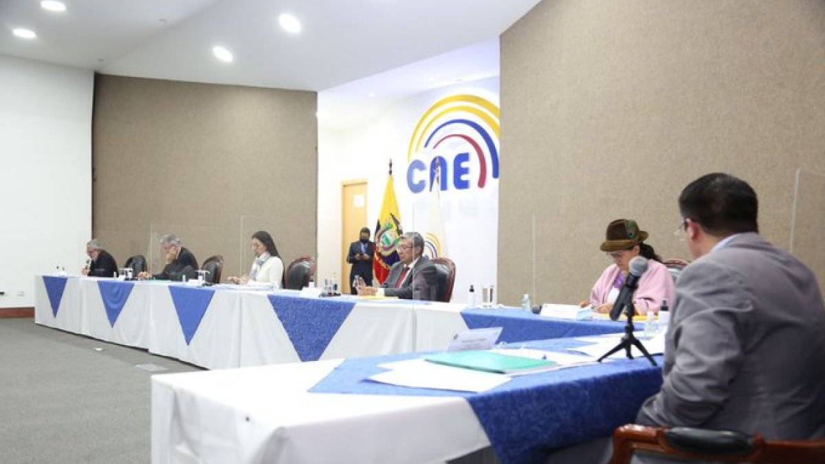 El CNE afirma que en los procesos fallidos se procedió como lo dispone la ley de Contratación Pública..