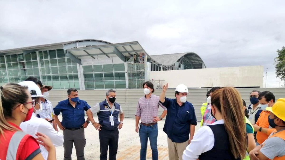 Funcionarios del MTOP; Aviación Civil y representantes de aerolíneas estuvieron presentes en el recorrido por la nueva terminal aérea de Manta.