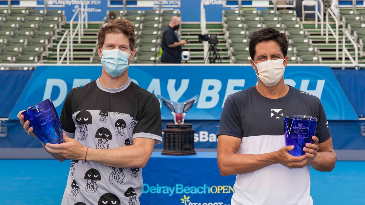 Ariel Behar y Gonzalo Escobar tras coronarse campeones en dobles del ATP de Delray Beach.