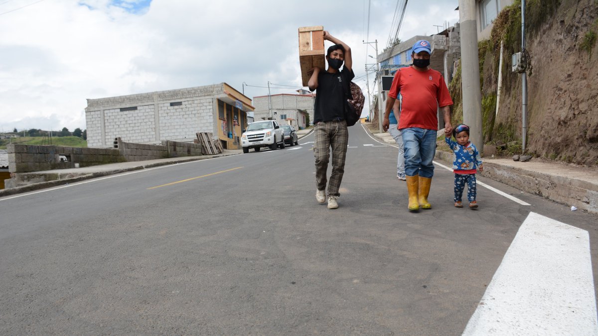 El Barrio San Carlos del sur un tramo de via fue entregado asfaltado y adoquinado mientras en otro extremo no corren con las misma suerte y mantienen los caminos de tierra.