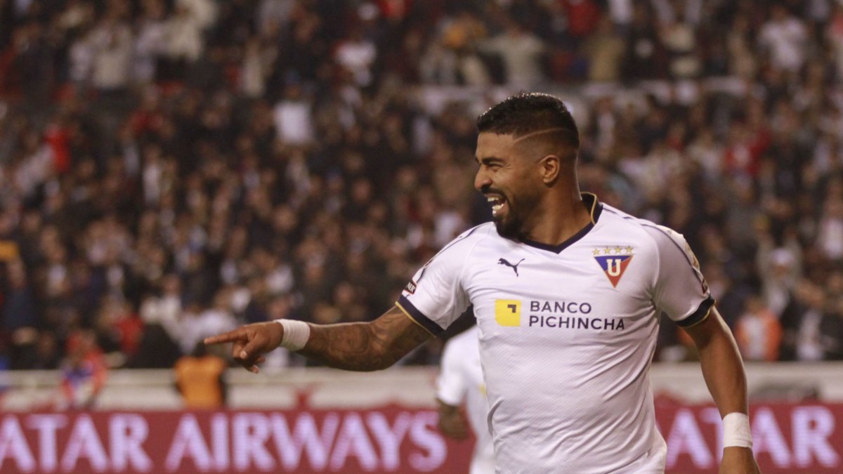 Liga de Quito deja ir al goleador Rodrigo Aguirre por lo caro que resulta su sueldo y espera venderlo en los próximos meses, 