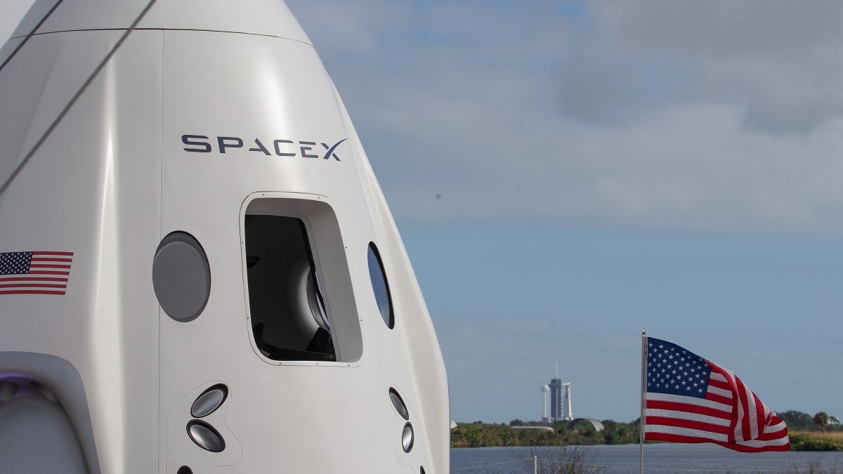 La cápsula Dragon antes de lanzarse en el cohete Falcon 9 de SpaceX desde el Complejo de Lanzamiento 39A en el Centro Espacial Kennedy de la NASA en Florida.
