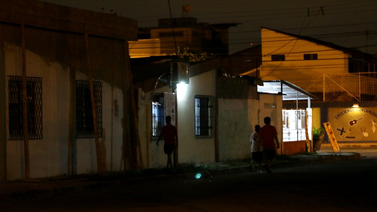 Oscuridad. Los delincuentes aprovechan la falta de iluminación para atacar a una víctima.