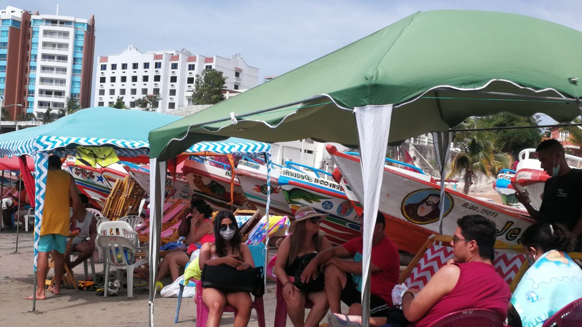 Turismo. En un mismo espacio están las embarcaciones de pescadores y los turistas que llegan a Villamil Playas.