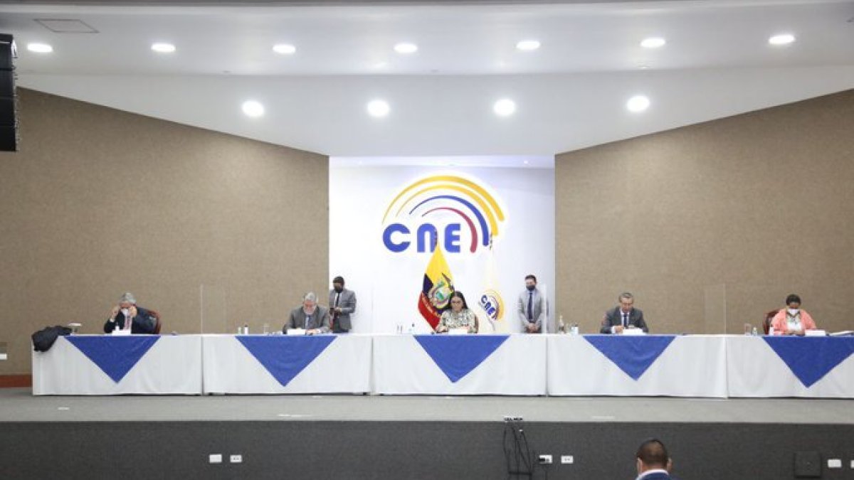 El CNE mantuvo una reunión la noche de este 13 de enero. En el encuentro, la presidenta Atamaint dijo que las elecciones no serán aplazadas.