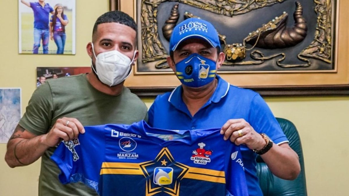 Robert Burbano (i), lateral del Delfín, vestirá por segunda vez la camiseta de ese club.