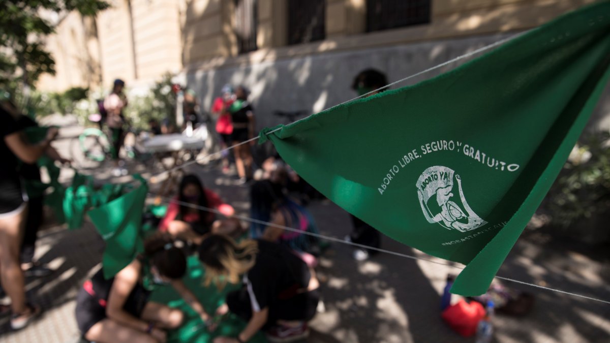 Un grupo de mujeres participa hoy en un 