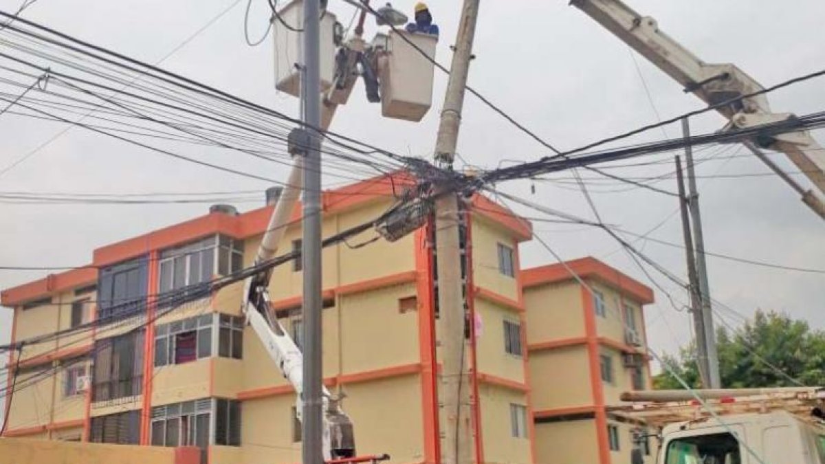 Cuarenta y un nuevos travesaños metálicos son instalados en esta zona del norte de Guayaquil, donde se vienen ejecutando obras de regeneración urbana.