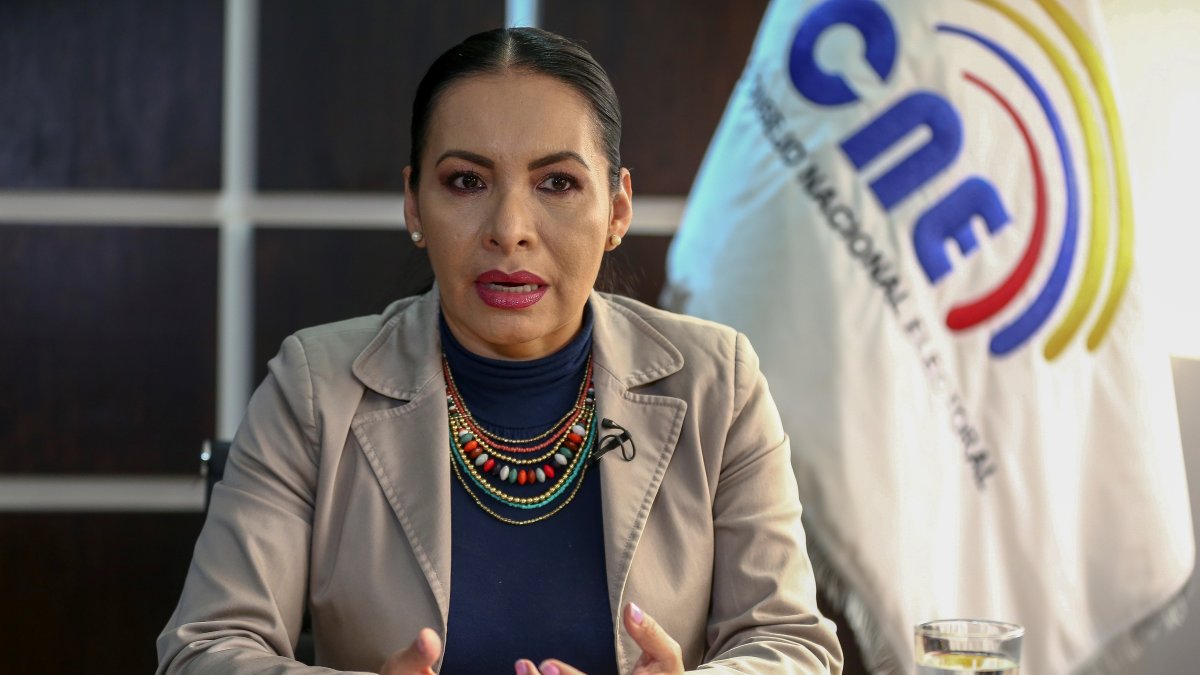 El la imagen un registro de la presidenta del Consejo Nacional Electoral (CNE) de Ecuador, Diana Atamaint, durante una entrevista.
