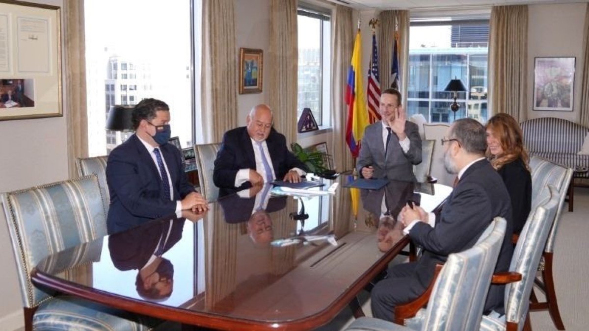 Las autoridades ecuatorianas junto al personal de DCF en Estados Unidos.