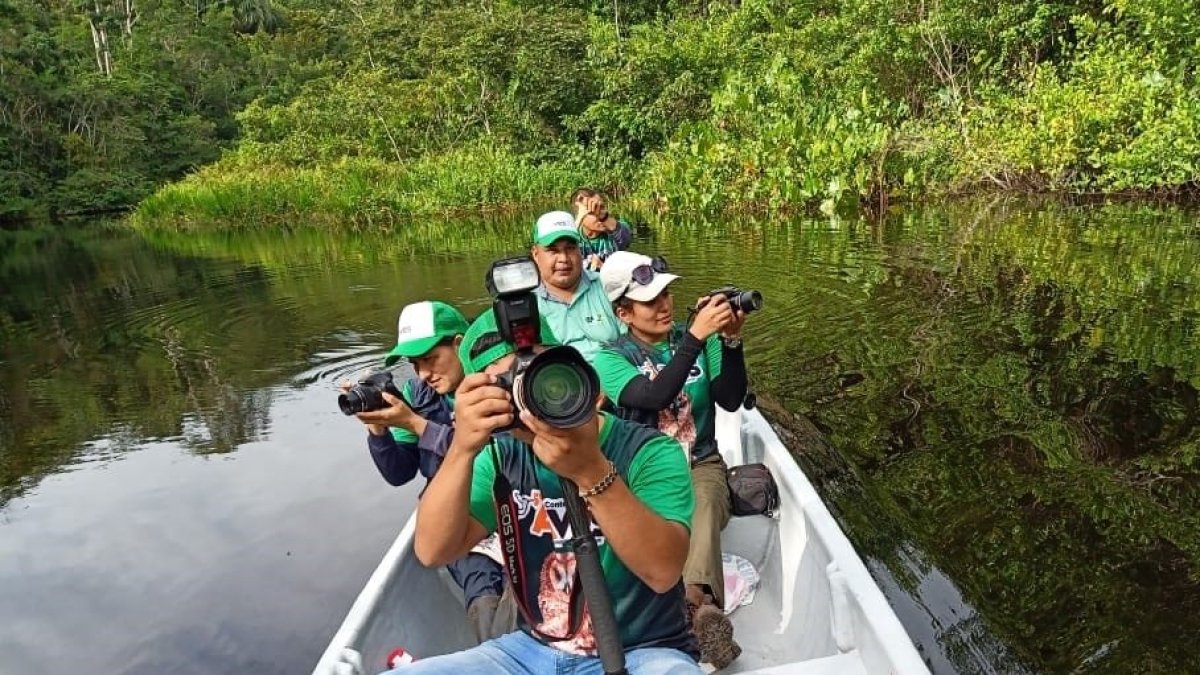 Fotografía sin fechar y cedida por el ministerio de Ambiente que muestra a voluntarios, técnicos y expertos mientras hacen un seguimiento de aves en la reserva de la biosfera del Yasuni (Ecuador)