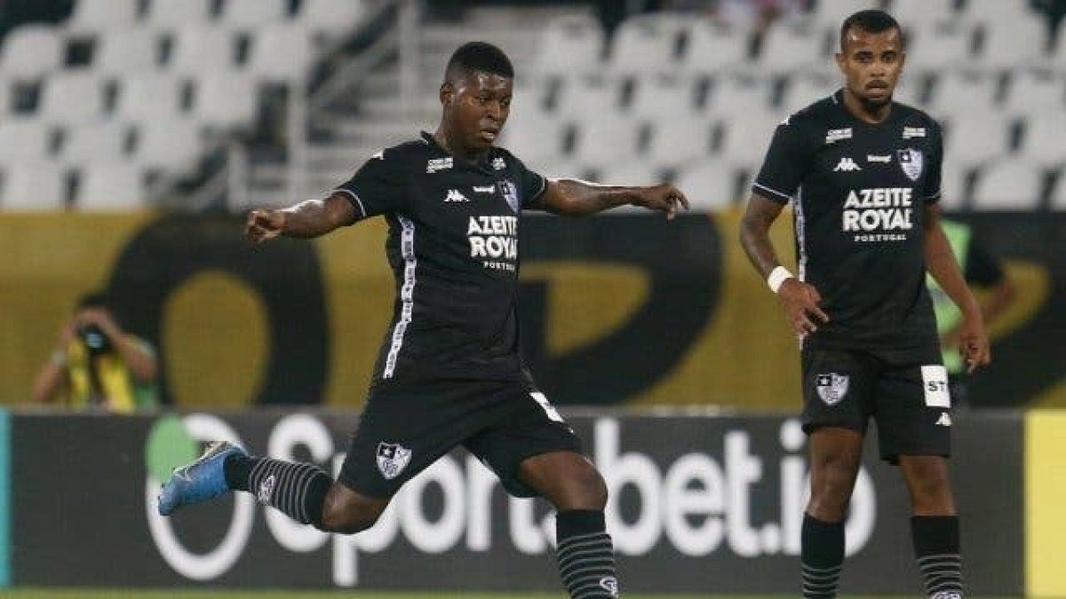 Gabriel Cortez, volante amarillo, ha dado que hablar en los últimos años por sus malas actitudes fuera de la cancha.