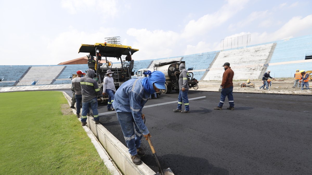 Una cuadrilla colocó la primera capa asfáltica donde irá el material sintético.