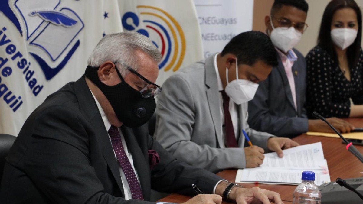 Los representantes de la Universidad de Guayaquil y de la Dirección Provincial Electoral de Guayas firmaron el convenio.