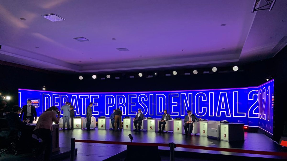 El debate de hoy se realiza en las instalaciones de la UEES.