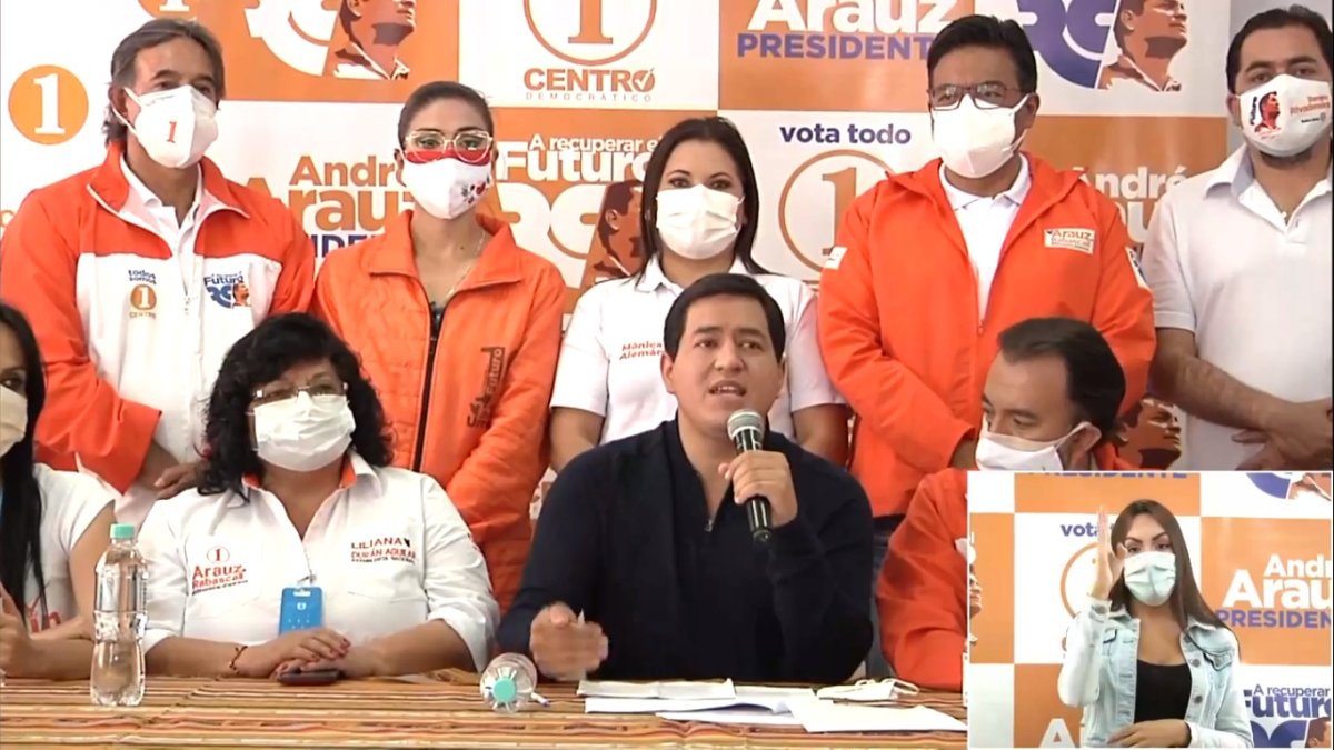 Color. Los correístas se visten de naranja. 