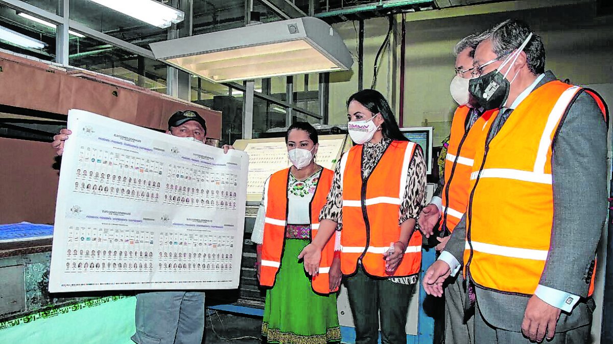 El pasado miércoles, los funcionarios del CNE constataron el avance en la impresión de papeletas en el IGM.