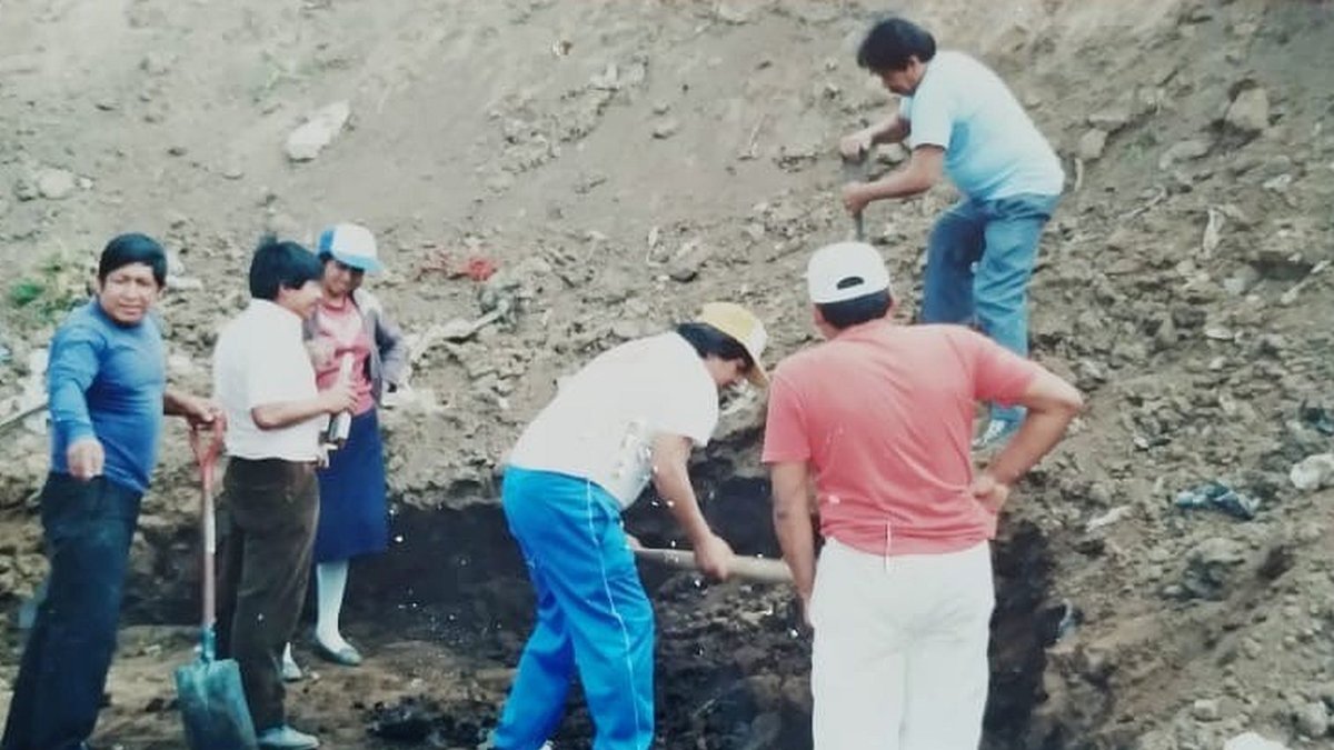 Actividad. Minga realizada en los años noventa para acceder al alcantarillado