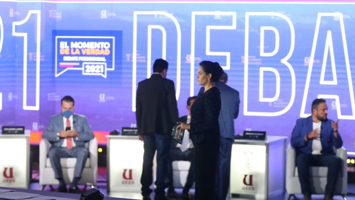 La periodista Andrea Bernal, moderadora del debato, instó frecuentemente -sin éxito- a los candidatos a debatir.