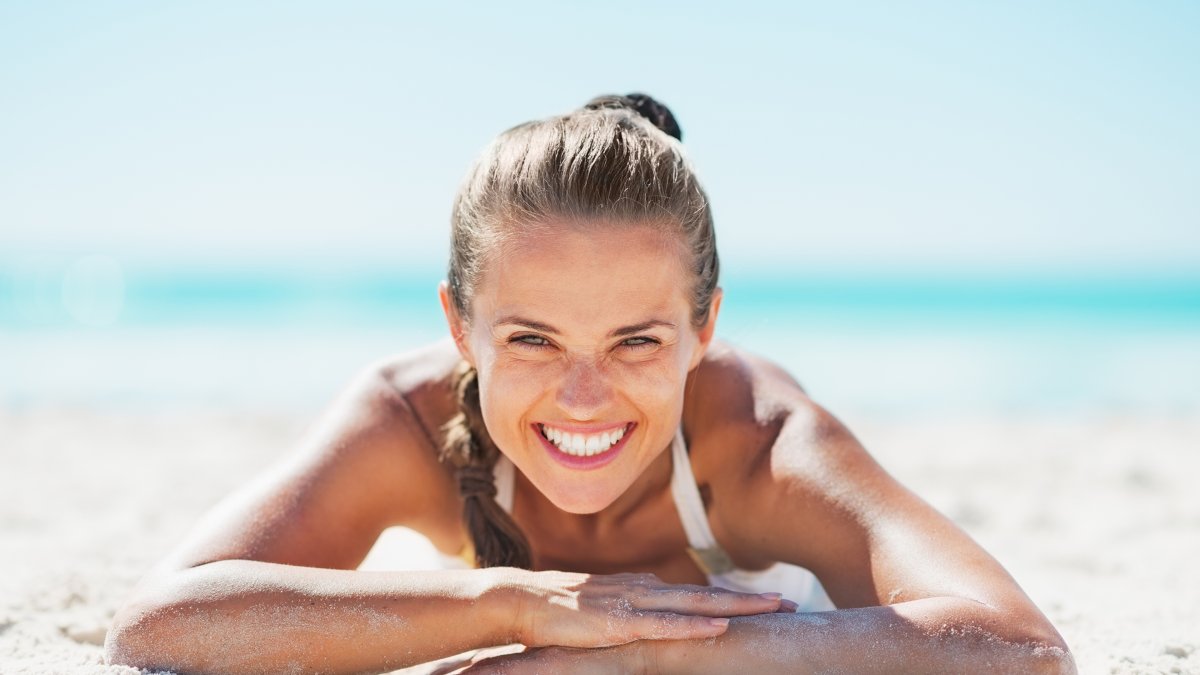Use el protector solar a diario tanto en la ciudad como en la playa.