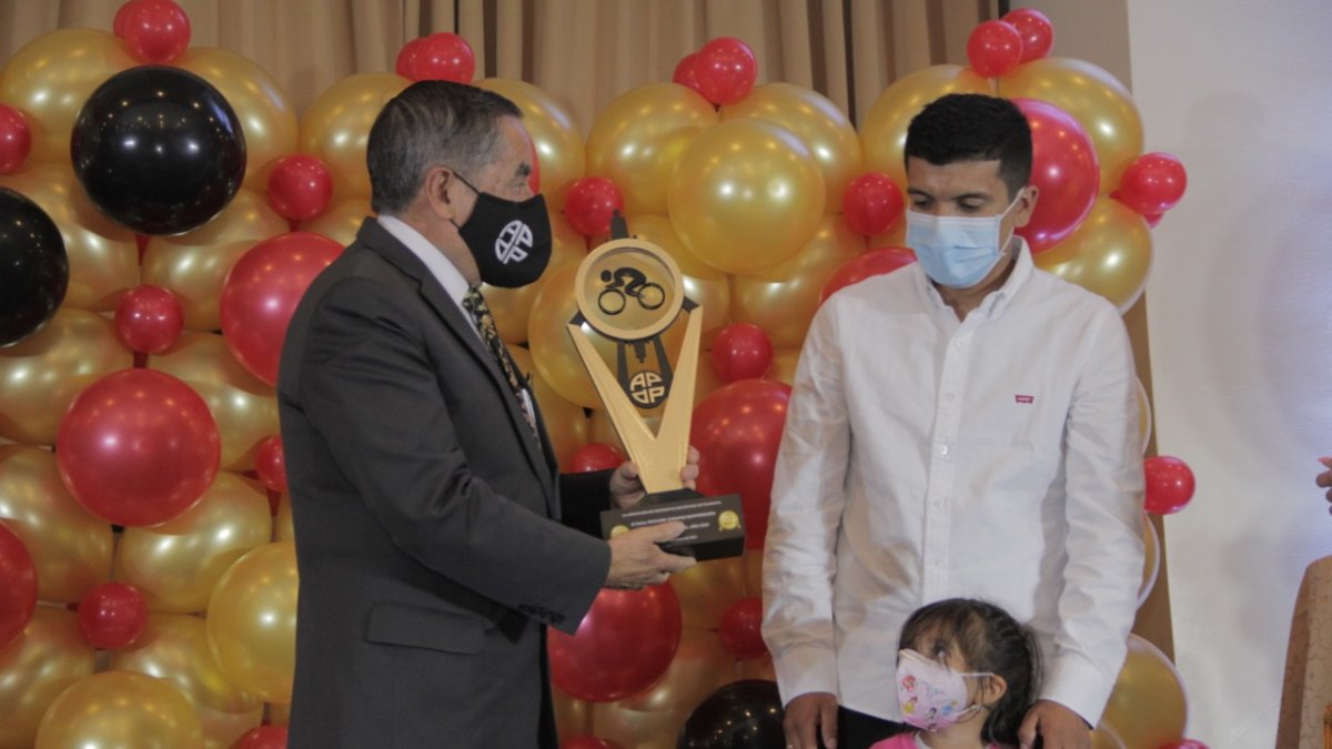 Pepe Granizo, presidente de la APDP, entrega el premio como mejor deportista de 2020 a Richard Carapaz (d).