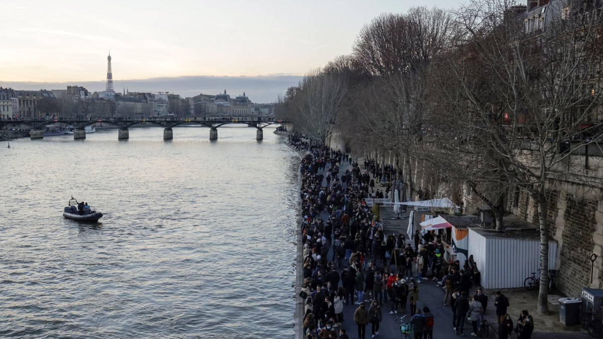Francia se resigna a aplicar nuevas restricciones a la vida social.