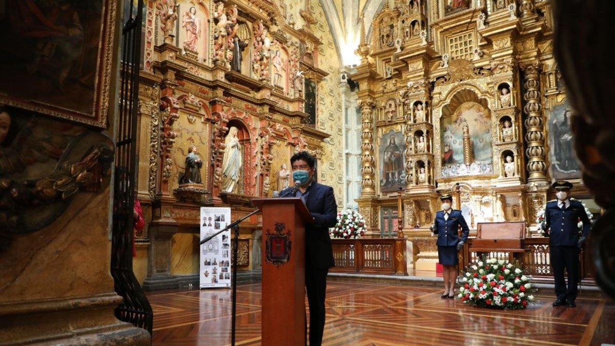 Fotografía cedida por la Alcaldía de Quito del alcalde de Quito, Jorge Yunda, durante la ceremonia de entrega de las obras de remodelación de la Capilla de la Virgen del Pilar.