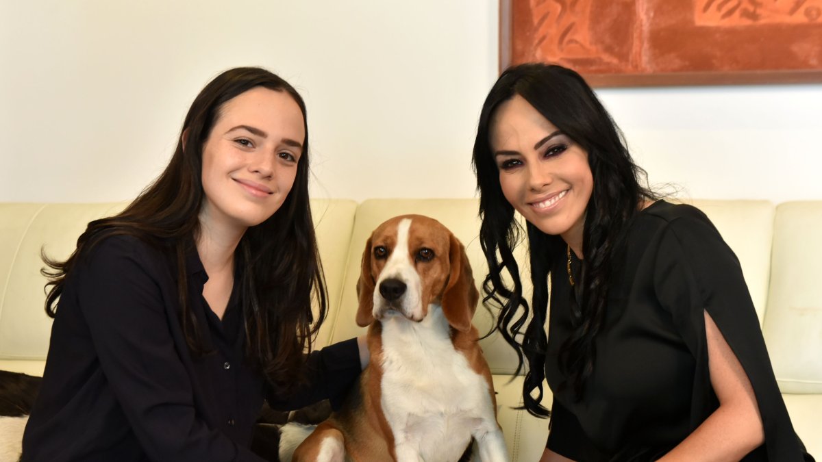 Marcela Holguín junto a su hija y su mascota.