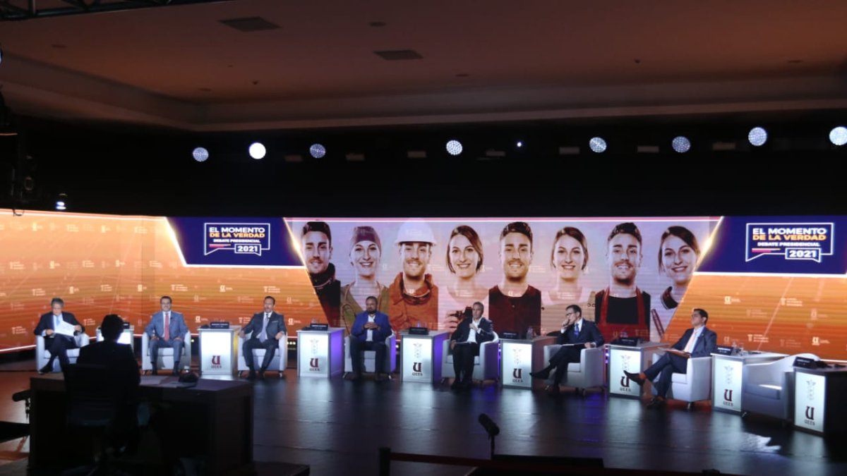 El debate de hoy se realiza en las instalaciones de la UEES.