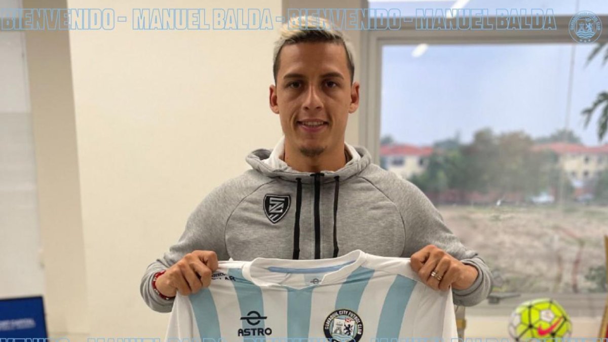 Manu Balda, nuevo ofensivo de Guayaquil City, muestra la casaquilla de su club.