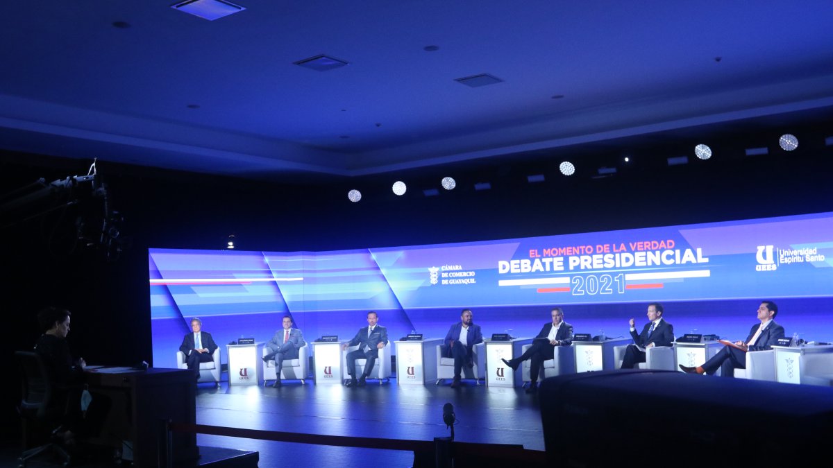 La primera parte del debate presidencial organizado por la Cámara de Comercio de Guayaquil y la Universidad Espíritu Santo reunió a siete candidatos.