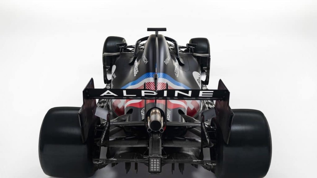 El color negro destaca en el monoplaza que en la parte trasera incluye los colores azul, blanco y rojo de la bandera francesa y británica.