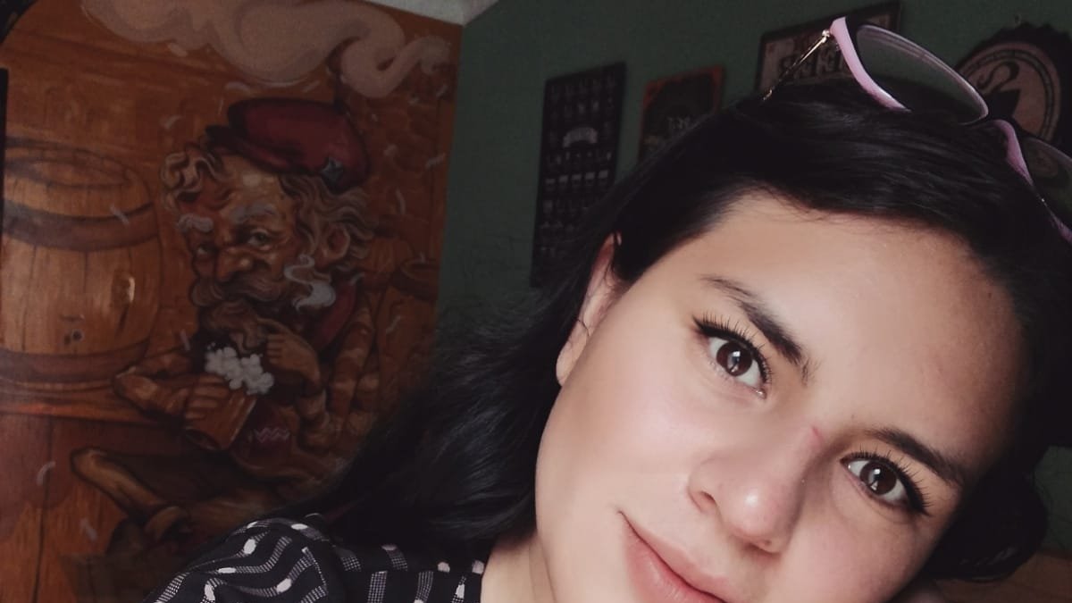 Andrea Rojas es escritora, y gestora cultural. Sus textos aparecen en las antologías ‘Caballos nacidos del polvo’ y ‘El vuelo más largo, poesía hispanoamericana’