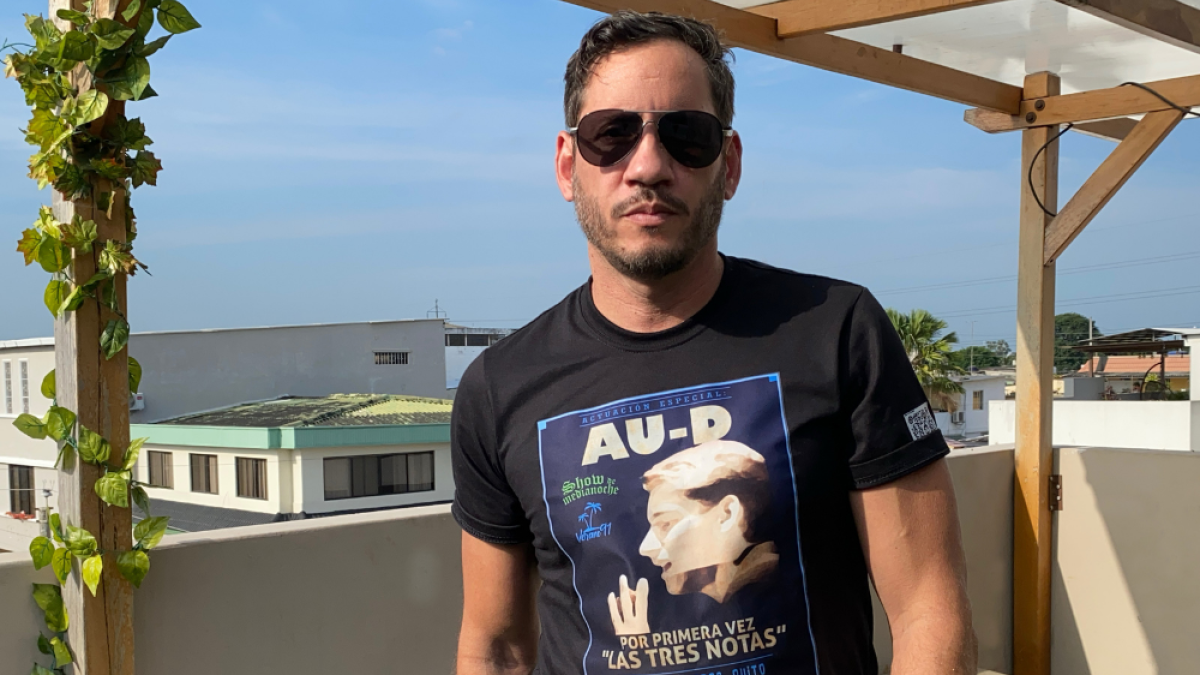 Una de las camisetas más importantes de la colección. Lleva estampado el poster del primer concierto del artista en la plaza de toros de Quito.