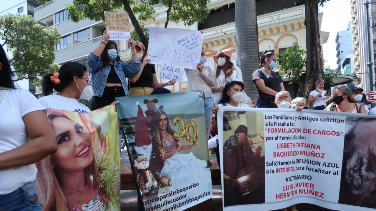 Lisbeth Baquerizo fue asesinada, víctima de femicidio. Sus familiares en las afueras de la Fiscalía.