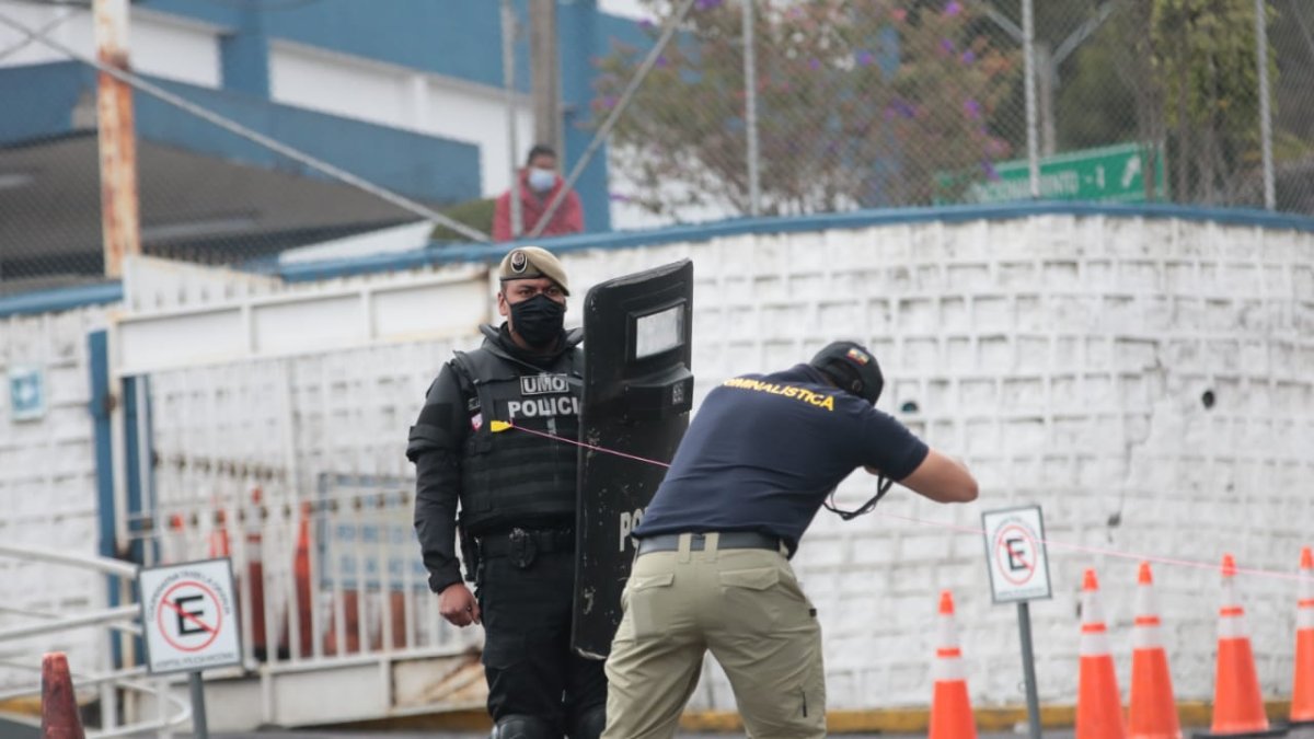 Diligencia. En los exteriores del hospital de la Policía se reconstruyó el asesinato del policía Froilán Jiménez.