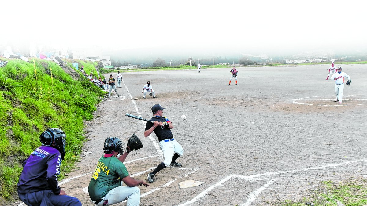 Las canchas de fútbol son, por ahora, el único refugio para la práctica de este deporte. 


10  de enero de 2021

KARINA DEFAS 

Agencia (ag-expreso ag-extra ag-quito)
