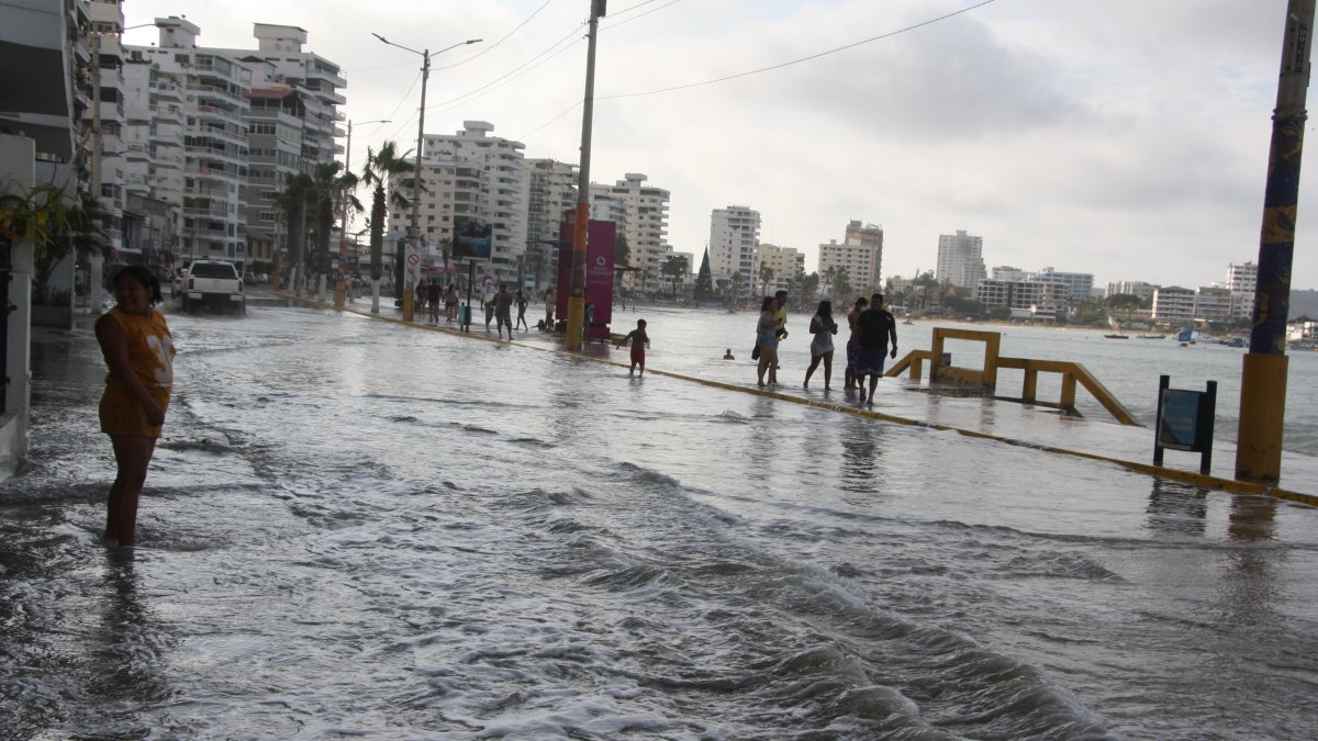 Hecho. La tarde del viernes 15 de enero, los turistas en Salinas tuvieron que salir del mar.