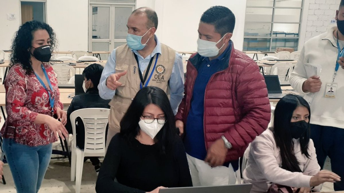En Quito, observadores de la OEA constataron ayer el proceso técnico y logístico que se aplicará hoy en el primer simulacro electoral.