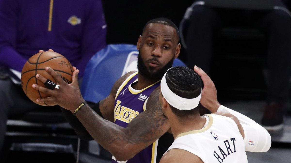 El alero estrella de los Lakers (i) hizo 21 puntos en la victoria 112-95 ante Pelicans.