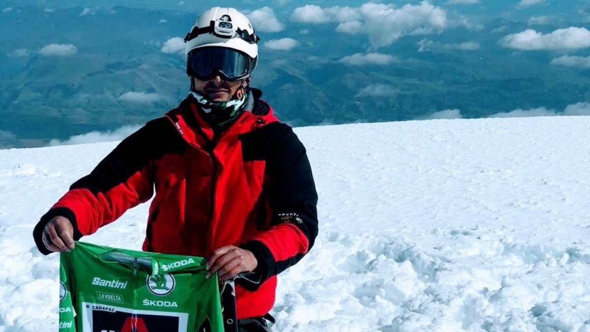 Más de ocho horas le tomó a Cristian Vela llegar a la cima del Chimborazo para posar y bailar con el maillot verde de Richard Carapaz.