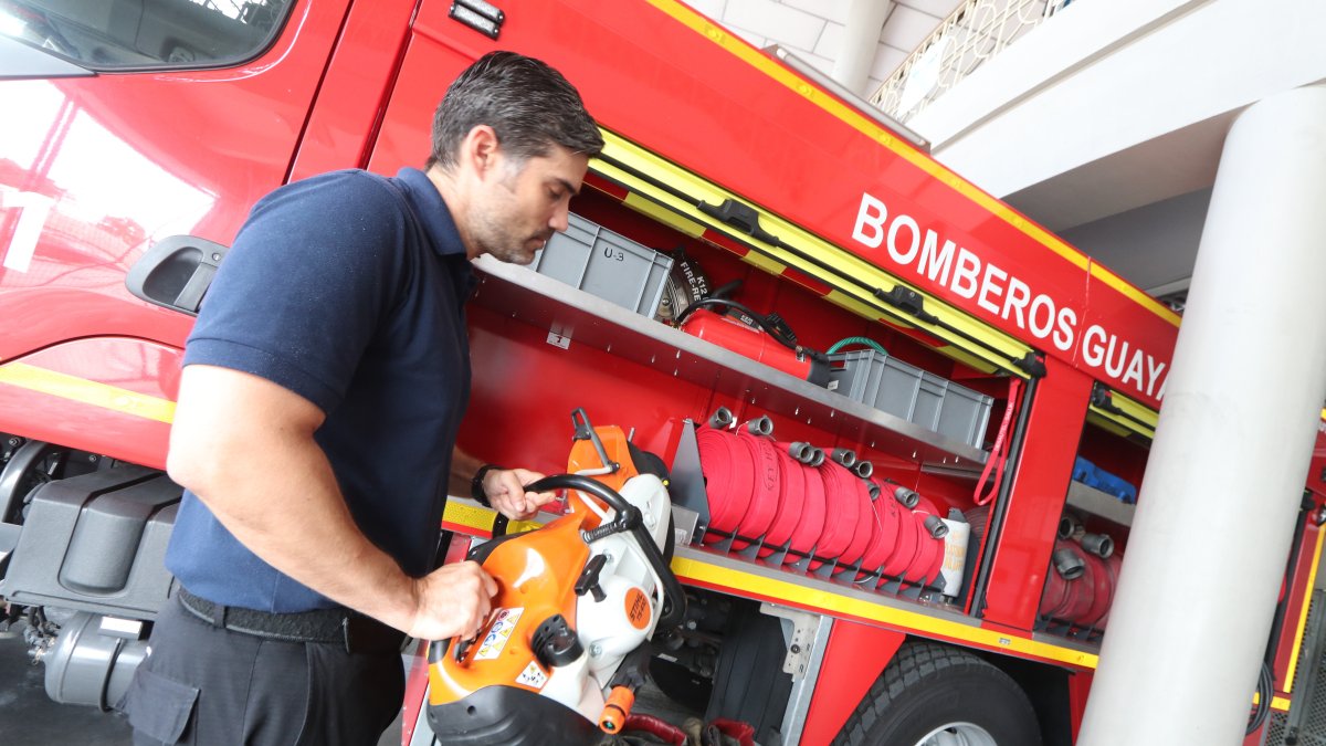 El capitán Hans Huerta, subcoordinador de Prevención de Incendios, del Cuerpo de Bomberos de Guayaquil, en el cuartel de la avenida de Las Américas.

Agencia (ag-extra)