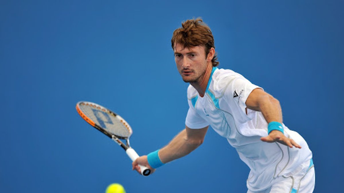 El entrenador y exnúmero uno del mundo, Juan Carlos Ferrero, permanece confinado en las habitaciones de su hotel en Melbourne, tras haber viajado en el nuevo avión afectado desde Doha.