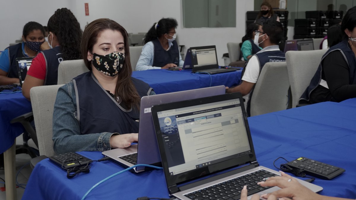 El CNE evaluó el proceso técnico y logístico que aplicará en las elecciones.