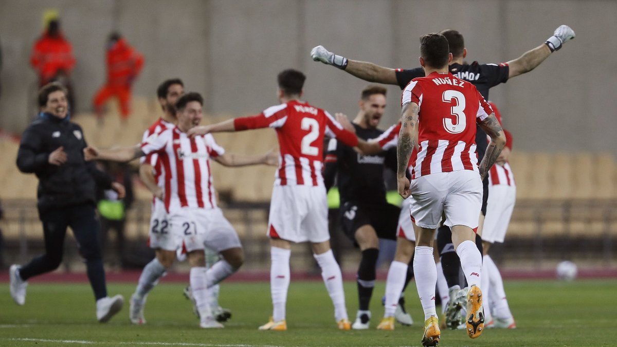 La alegría de los campeones luego del pitazo final del árbitro.