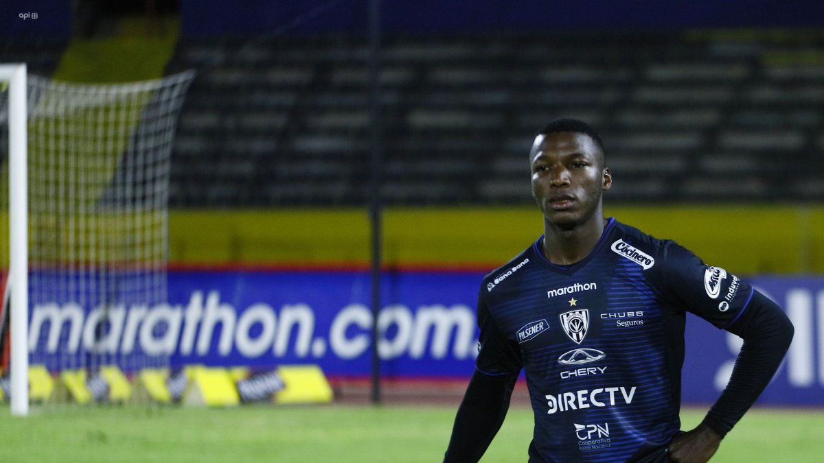 Moisés Caicedo (i), de 19 años, se convirtió en pieza clave para el Independiente del Valle. En la Tricolor también demostró su gran juego en las eliminatorias.