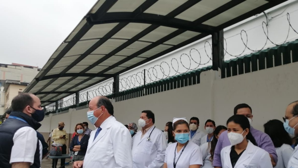 Hace unos minutos hubo una rueda de prensa en los exteriores del hospital Bicentenario.